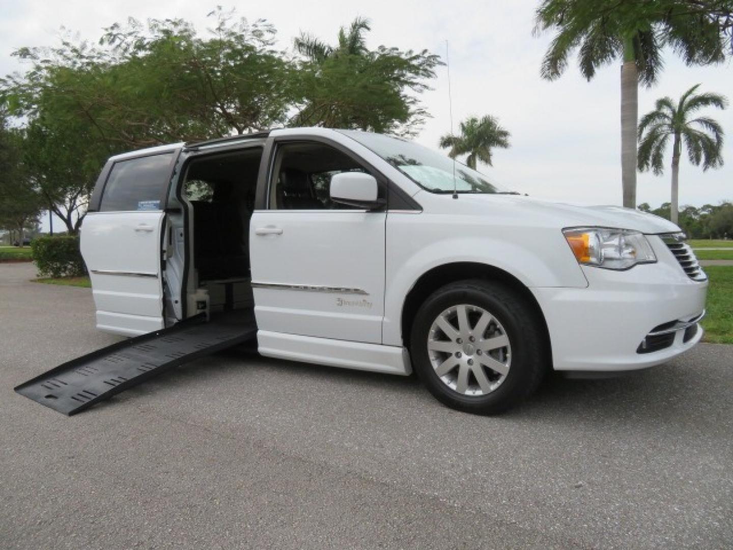 2014 White /Black Chrysler Town & Country (2C4RC1BG4ER) , located at 4301 Oak Circle #19, Boca Raton, FL, 33431, (954) 561-2499, 26.388861, -80.084038 - Photo#0